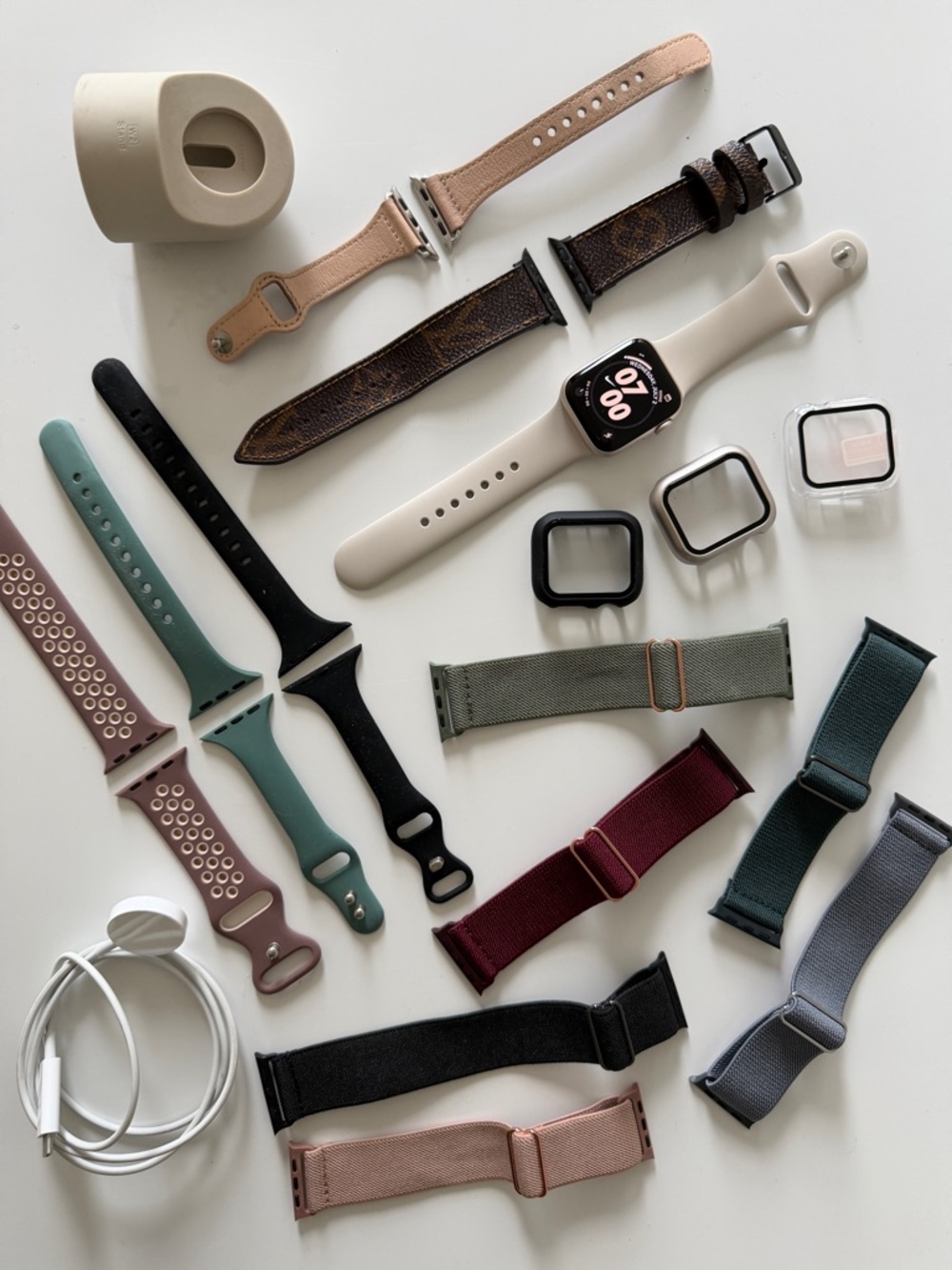 EUC 🎉 Apple Watch SE 2nd Gen Starlight 40mm | LV Band + Extra Accessories